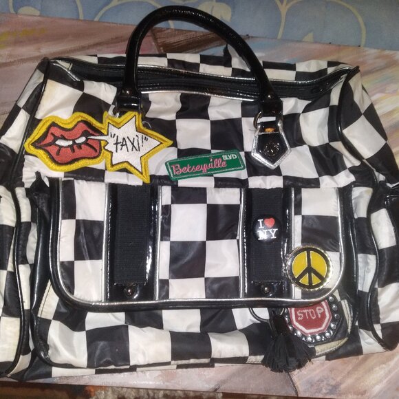 Betsey Johnson Betseyville White & Black Checkered New York Taxi Hobo Purse Bag - Picture 3 of 10